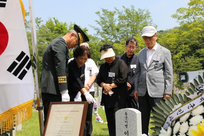 신은봉(맨 왼쪽) 육군인사사령관이 13일 국립서울현충원에서 고 이형기 이병의 유가족과 이야기를 나누고 있다. 부대 제공