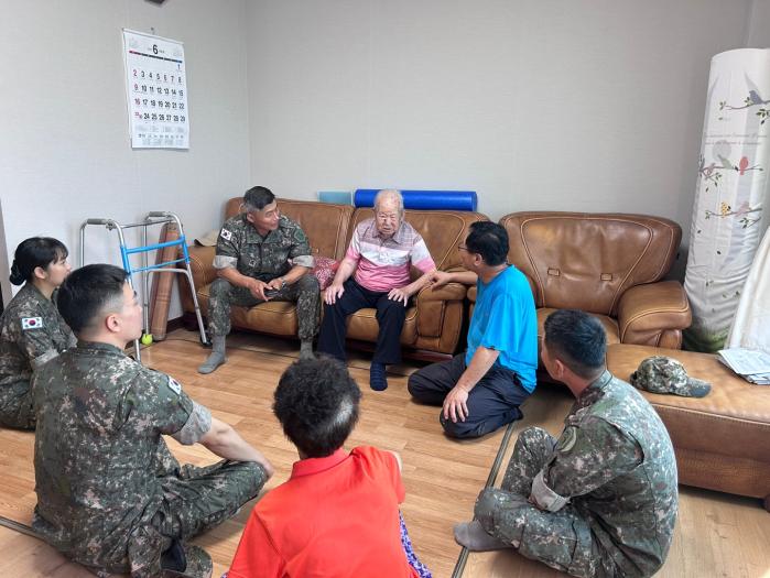 육군73보병사단 장병들이 12일 경기도 남양주시에 거주하는 변기주 6·25전쟁 참전용사 가정을 방문해 이야기를 나누고 있다. 부대 제공