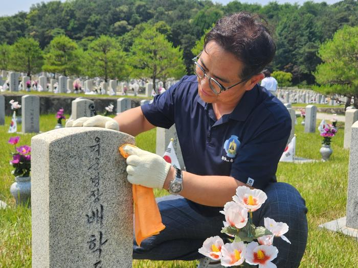 12일 국립서울현충원에서 김진석 군무주무관이 묘비를 닦고 있다. 사진 제공=이견우 대위