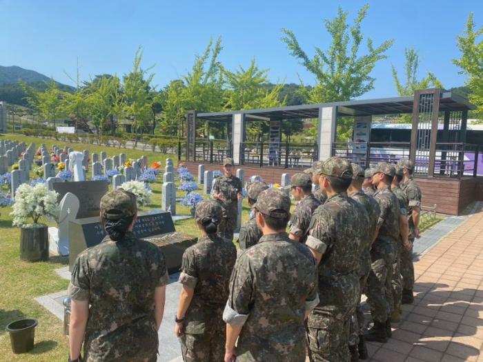 13일 국립대전현충원에서 육군종합군수학교 신임 장교 지휘참모과정 교육생들이 원내 투어를 하고 있다. 사진 제공=유홍익 대위