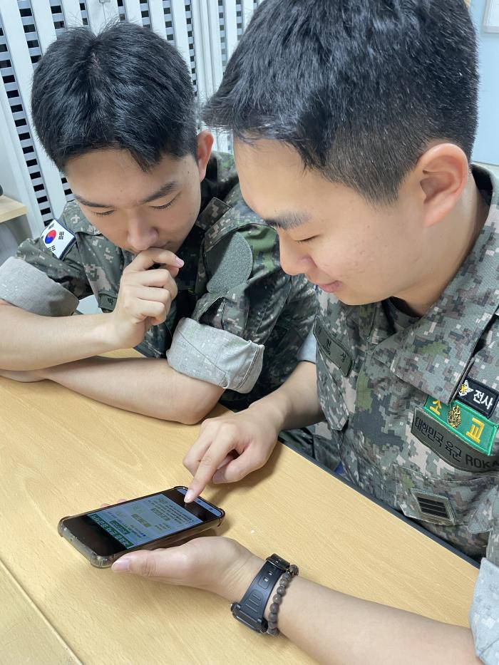 국군의무학교 조교들이 과호흡환자 응급처치 방법이 명시된 메디봇 자료를 보고 있다. 부대 제공