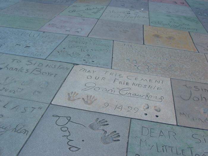 미국 할리우드 ‘명예의 거리’에 있는 유명 인사들의 사인.