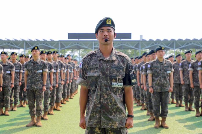 육군훈련소에서 진행된 24-5기 분대장 양성교육 입소식에서 예비 분대장들이 도열해 있다. 부대 제공