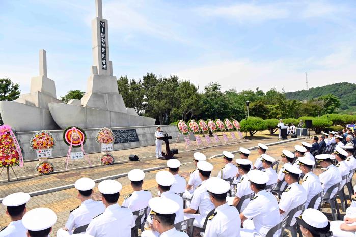 양용모 해군참모총장이 ‘제1연평해전 전승 25주년 기념행사’에서 기념사를 하고 있다. 해군 제공