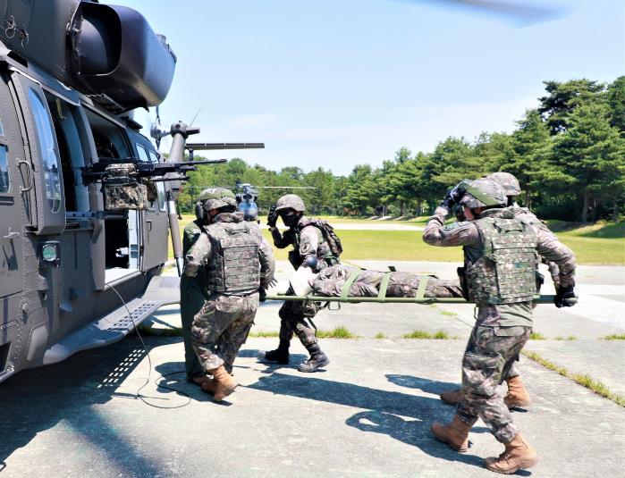 지난 13일 진행된 육군7기동군단 전반기 응급처치 및 항공의무후송 FTX에서 의무요원들이 응급처치한 환자의 항공의무후송을 위해 신속하게 헬기에 탑승하고 있다. 사진 제공=최형수 군무주무관