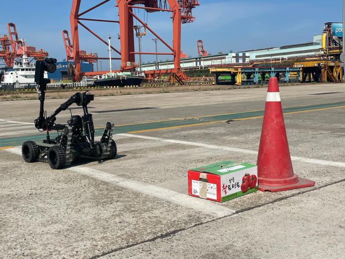 포항제철소에서 진행된 국가중요시설 대테러 종합훈련에서 해병대 폭발물처리반(EOD) 로봇이 폭발물을 탐지하고 있다. 부대 제공