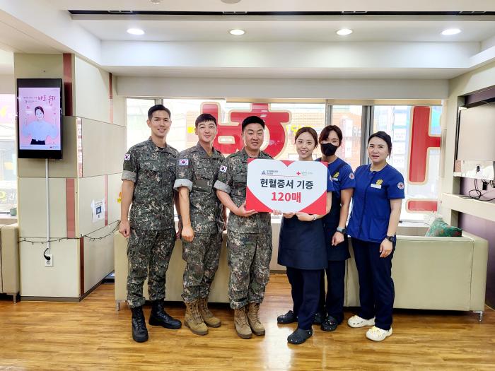 육군53보병사단 인사참모처 간부들이 지난 13일 부산 해운대 헌혈의집을 방문해 헌혈증 120장을 기부하고 있다.