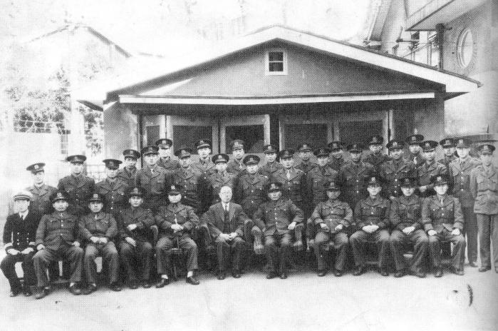 1947년 통위부와 조선경비대 간부들. 앞줄 가운데 사복 차림이 유동열 통위부장, 바로 오른쪽이 송호성 조선경비대 총사령관이다. 출처=국군 50년사 화보집