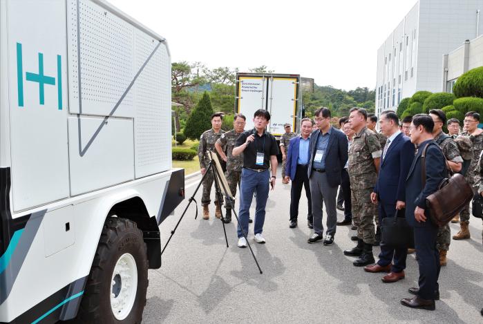17일 육군7기동군단에서 열린 ‘미래 수소 모빌리티 군 적용 민·군 합동 세미나’에서 참석자들이 이동형 수소발전기 탑재차량에 대한 제조사 관계자의 설명을 듣고 있다. 사진 제공=최형수 군무주무관