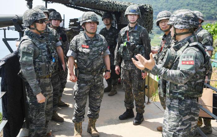 연평도 최전방 감시초소를 찾은 김계환(왼쪽 둘째) 사령관이 연평부대장과 작전토의를 하고 있다. 해병대 제공