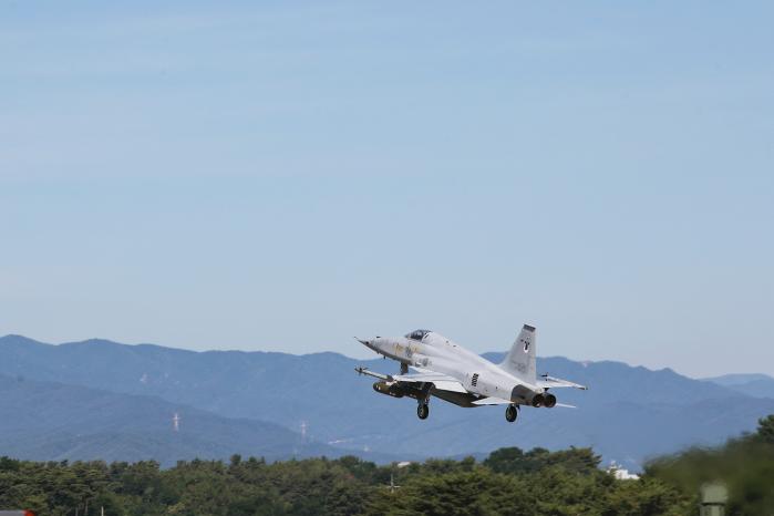 공군18전투비행단 F-5 전투기가 17일 공군작전사령부 주관으로 진행된 ‘적 반잠수정 침투 대응훈련’을 위해 출격하고 있다. F-5는 동해안 상공에서 침투 후 복귀하는 적 반잠수정을 식별하고 모의사격 했다.