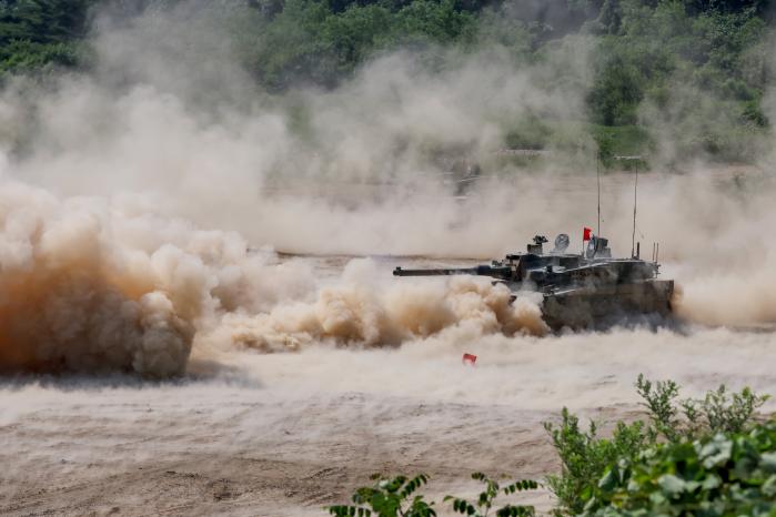 육군8기동사단 K2 전차가 18일 경기도 연천군 다락대과학화훈련장에서 진행된 ‘조우전 전법 적용 소대 쌍방 전투시범’에서 적을 향해 기동하고 있다.