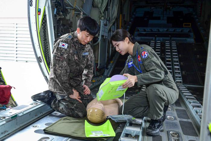 공군15특수임무비행단 장병들이 18일 응급처치 교육을 받고 있다. 부대 제공