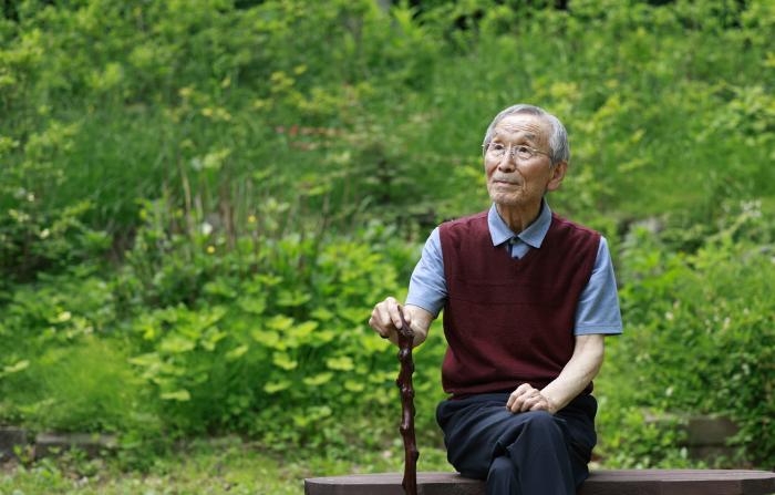 강원도 화천군의 방패막이라고 할 수 있는 백암OP 정상에는 이름 모를 돌무덤에 ‘비목(碑木)’이 세워져 있다. 한명희 선생은 정전협정을 앞두고 치열하게 벌어진 금성전투의 핵심 전투지였던 그곳에서 군 복무를 하며 국민가곡인 ‘비목’을 만들었다.