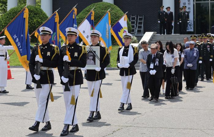 19일 서울 동작구 국립서울현충원에서 열린 6·25전쟁 전사자 합동안장식에서 횡성전투에서 중공군에 맞서 싸우다가 장렬히 전사한 고 오용순 일병의 영정과 영현을 장병들이 봉송하고 있다.