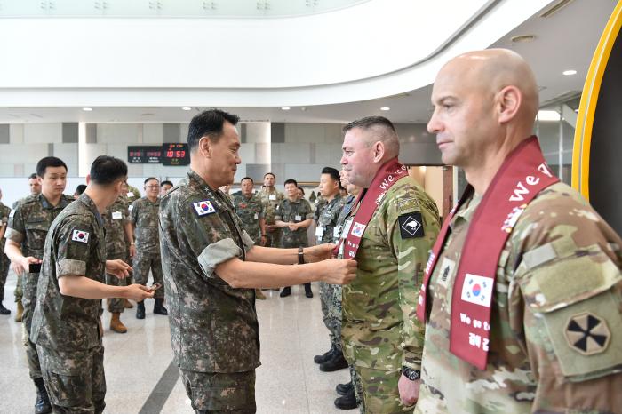 김명수 합참의장이 지난 17일 한미 주요 부대 주임원사 워크숍에 참석한 한미 주임원사들에게 합참 머플러를 수여하며 격려하고 있다. 합참 제공