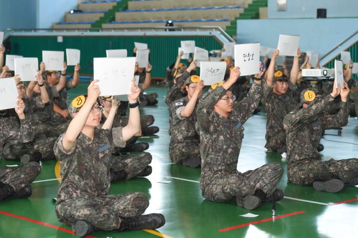 19일 공군20전투비행단의 ‘도전! 정신전력 골든벨’에 참가한 장병들이 답안지를 들고 있다. 사진 제공=최지석 하사