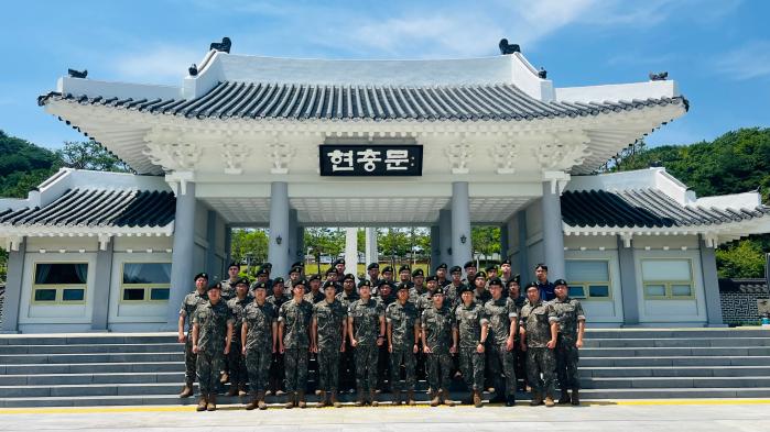 육군39보병사단 용호여단 장병들이 특별정신전력교육의 하나로 경남 산청군에 있는 국립산청호국원을 현장 견학한 뒤 호국의지를 다지고 있다. 부대 제공