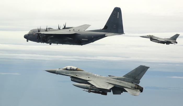 20일 전개된 한미 연합공중훈련에서 미 AC-130J 특수전 항공기(위)와 우리 공군 (K)F-16 전투기가 편대비행을 하고 있다. 공군 제공