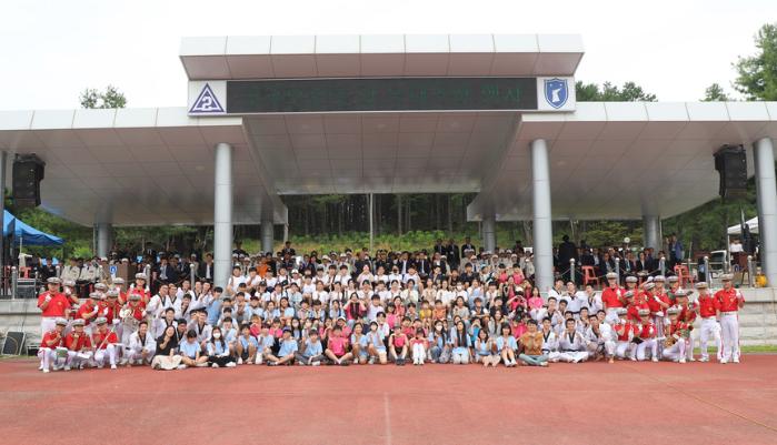 20일 육군32보병사단에서 열린 6·25전쟁 참전용사 부대초청행사에 참가한 장병·참전용사·어린이들이 기념사진을 찍고 있다. 부대 제공