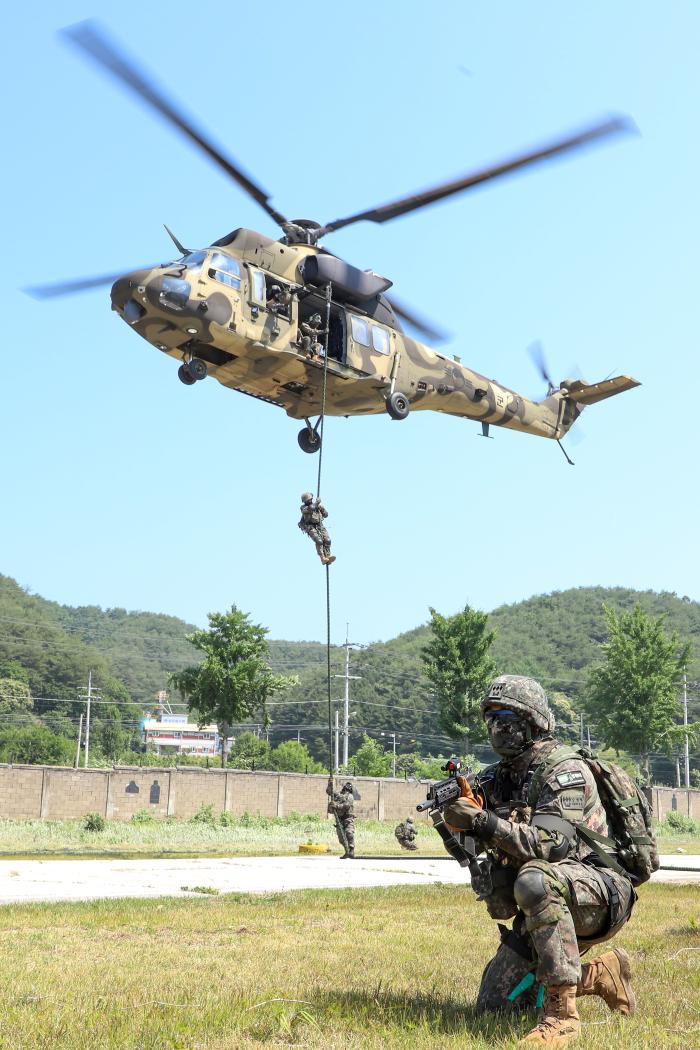 육군21보병사단 수색대대원들이 20일 열린 국지도발 대비 패키지 훈련에서 KUH-1 수리온 기동헬기를 활용해 급속 헬기 로프 하강을 하고 있다. 부대 제공