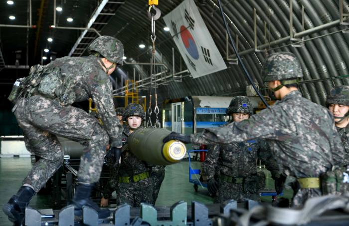 공군19전비 전투태세훈련 기간 정비사들이 격납고에서 탄약을 조립하고 있다. 부대 제공