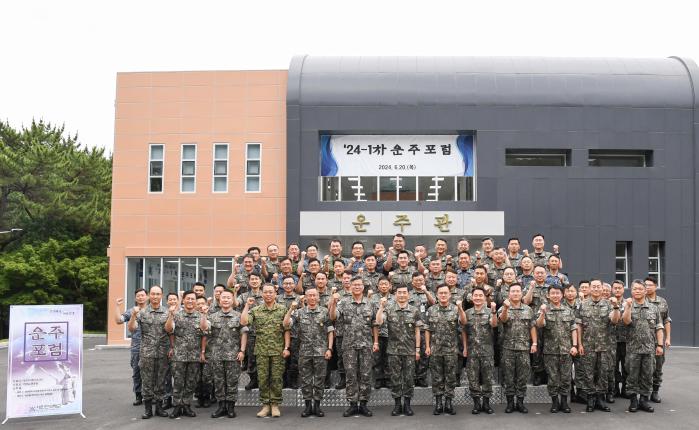 20일 양용모 해군참모총장 주관으로 열린 운주포럼에서 참가자들이 완벽한 임무완수를 다짐하며 파이팅을 외치고 있다. 해군 제공