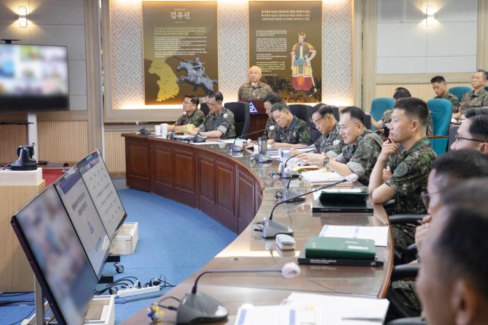 20일 육군2작전사령부 김유신장군실에서 열린 ‘합동후방지역 UGF 대응 능력 강화 전술토의’에서 참석자들이 지하시설 작전 수행 개념을 토의하고 있다. 부대 제공