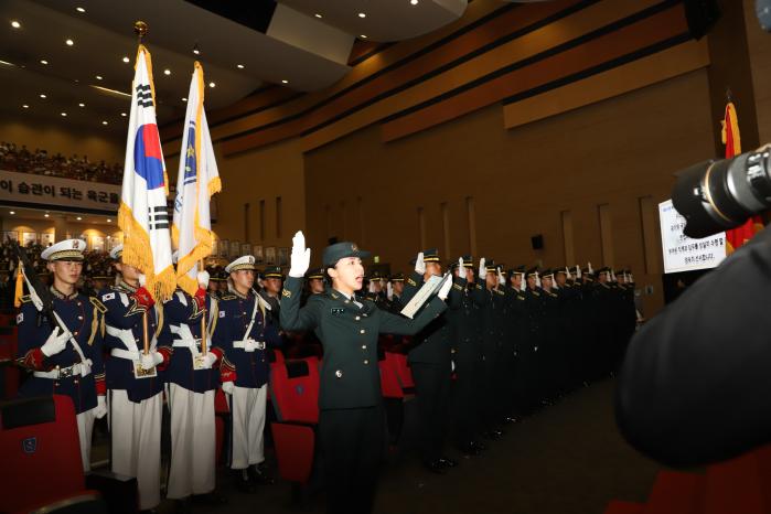 20일 육군학생군사학교에서 열린 학사사관 69기·간부사관 45기 통합임관식에서 이혜원 소위가 임관선서를 하고 있다. 육군 제공