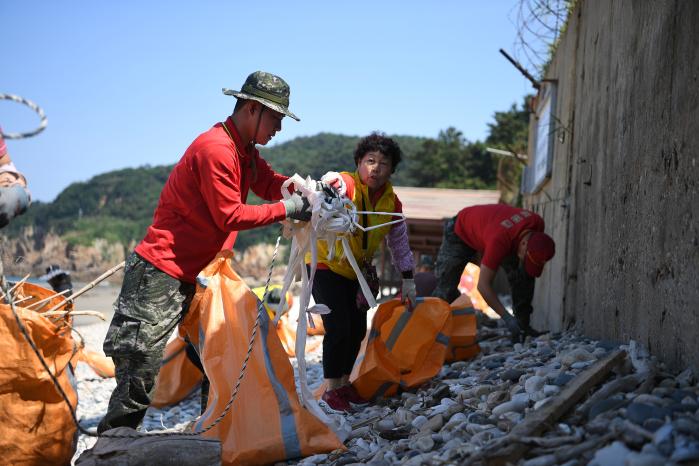 해병대 연평부대 장병들이 구리동 해수욕장 일대 환경정화활동을 하고 있다. 사진 제공=고예진 중사