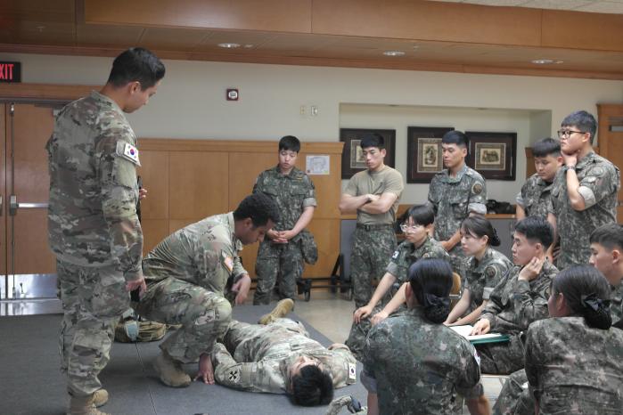 육군3군단 특공연대와 미8군 탱고경비중대 장병들이 전투부상자처치 절차를 공유하고 있다. 부대 제공