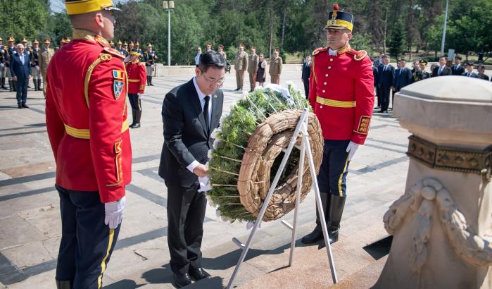 신원식 국방부 장관이 지난 19일(현지시간) 루마니아 부쿠레슈티 카롤 1세 공원에 있는 무명용사의 묘에 헌화하고 있다. 국방부 제공