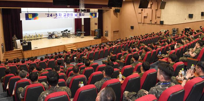 20일 해군교육사에서 교관·교육관계자 500여 명이 참석한 가운데 ‘교관의 날 행사’가 진행되고 있다.