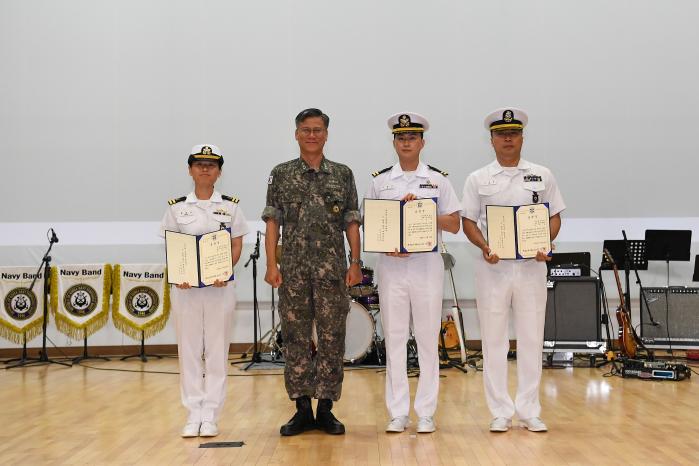 김성학 해군교육사령관과 전반기 RESPECT 교관 선발자들. 왼쪽부터 정일지 대위, 김 사령관, 이민제 대위, 김재홍 원사.