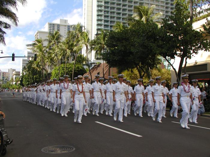 하와이 이민 100주년을 기념해 펼쳐진 퍼레이드에서 해사 생도들이 행진하는 모습.