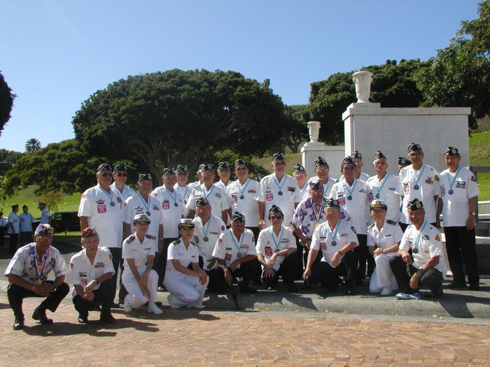 펀치볼 국립묘지에서 기념사진을 찍는 하와이 참전용사와 해사 생도들.