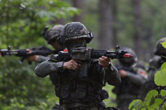 과학화전투훈련에 참가한 해병대 전투단 장병들이 목표지역 탈환을 위해 은밀히 기동하고 있다. 부대 제공