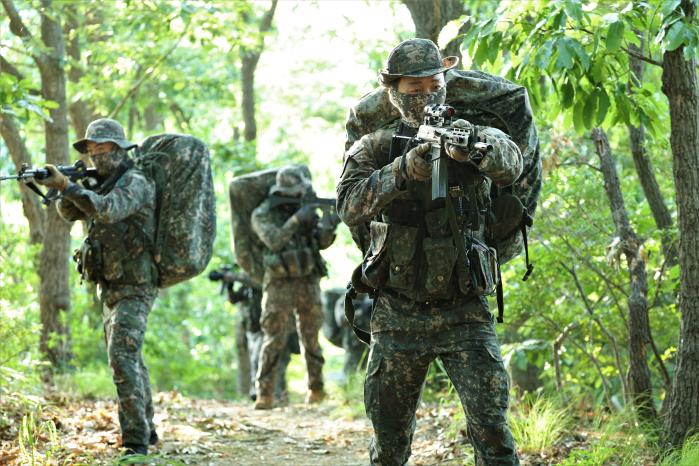 육군수도군단 특공연대 번개대대 장병들이 강화도 일대에서 전개한 4주 집중 전술훈련 중 적 후방지역 침투훈련을 하고 있다. 부대 제공