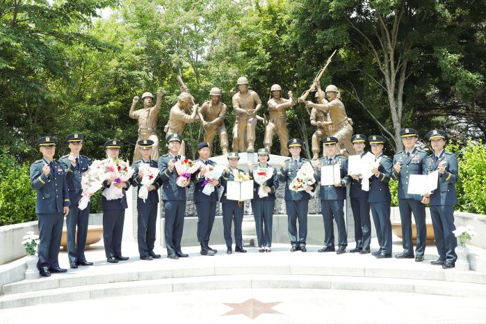 지난 21일 육군부사관학교에서 열린 2024년 전쟁영웅상 시상식에서 육탄10용사상 수상자들이 육탄10용사 동상 앞에서 포즈를 취하고 있다. 부대 제공