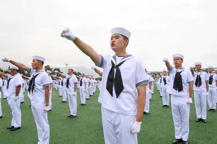 지난 21일 해군병 703기 수료식에서 신병들이 필승구호를 제창하고 있다. 사진 제공=손정민 중사