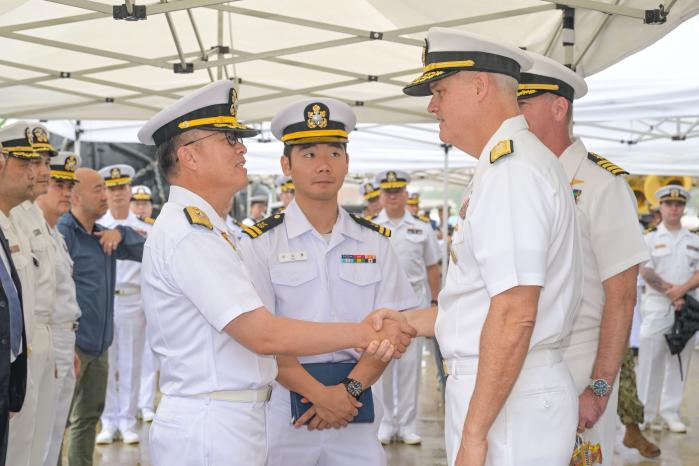 이재섭(준장·왼쪽) 해군작전사령부 해양작전본부장과 크리스토퍼 알렉산더(준장) 미 해군9항모강습단장이 환영인사를 나누고 있다. 해군 제공