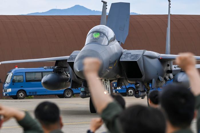 공군11전투비행단 122대대 F-15K 전투기가 8만 시간 무사고 비행을 마치고 격납고로 들어오고 있다. 사진 제공=이동영 중사 