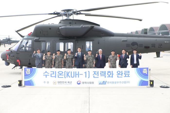 고창준(오른쪽 다섯째) 육군2작전사령관과 조현기(왼쪽 다섯째) 방위사업청 기반전력사업관리본부장, 윤종호(오른쪽 넷째) 한국항공우주산업 부사장 등 참석자들이 24일 수리온 전력화 완료 행사에서 사진을 찍고 있다. 부대 제공