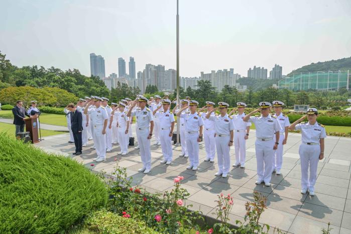 최성혁 해군작전사령관과 크리스토퍼 알렉산더 9항모강습단장을 비롯한 한미 해군 장병들이 24일 유엔기념공원에 있는 미군 참전용사 묘역을 참배하고 있다. 부대 제공