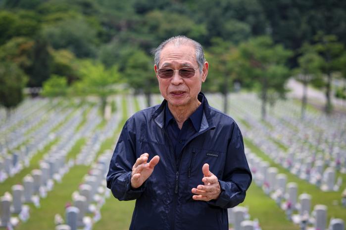 아버지의 흔적을 찾아온 여정을 설명하는 김씨.