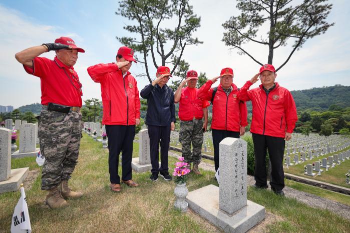 김씨(왼쪽 셋째)와 해병대전우회 관계자들이 고인을 기리며 경례를 하고 있다.