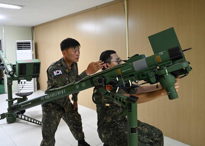 공군1미사일방어여단 신궁 운용요원이 교전 모의기로 표적을 추적하는 실습을 하고 있다. 사진 제공=임정원 일병