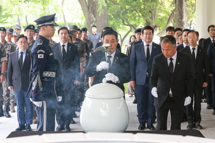 신원식 국방부 장관이 24일 국립서울현충원에서 열린 무명용사 봉안관 준공 및 유해 봉안식에서 호국영웅의 헌신을 기리며 헌화하고 있다. 김병문 기자