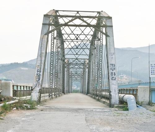 완도대교 한강철교의 구조물을 가져다 세운 완도대교. 완도신문