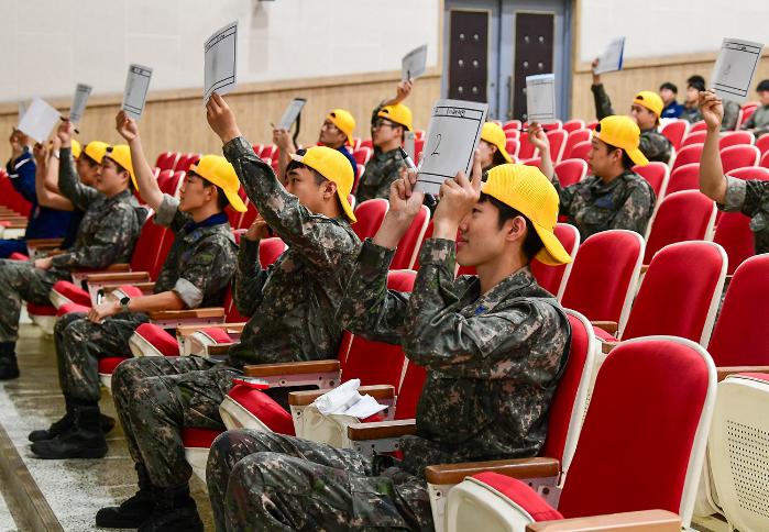 공군15특수임무비행단 장병들이 '정비안전관리 골든벨 경연대회'에 참가해 정답지를 들어 보이고 있다. 부대 제공